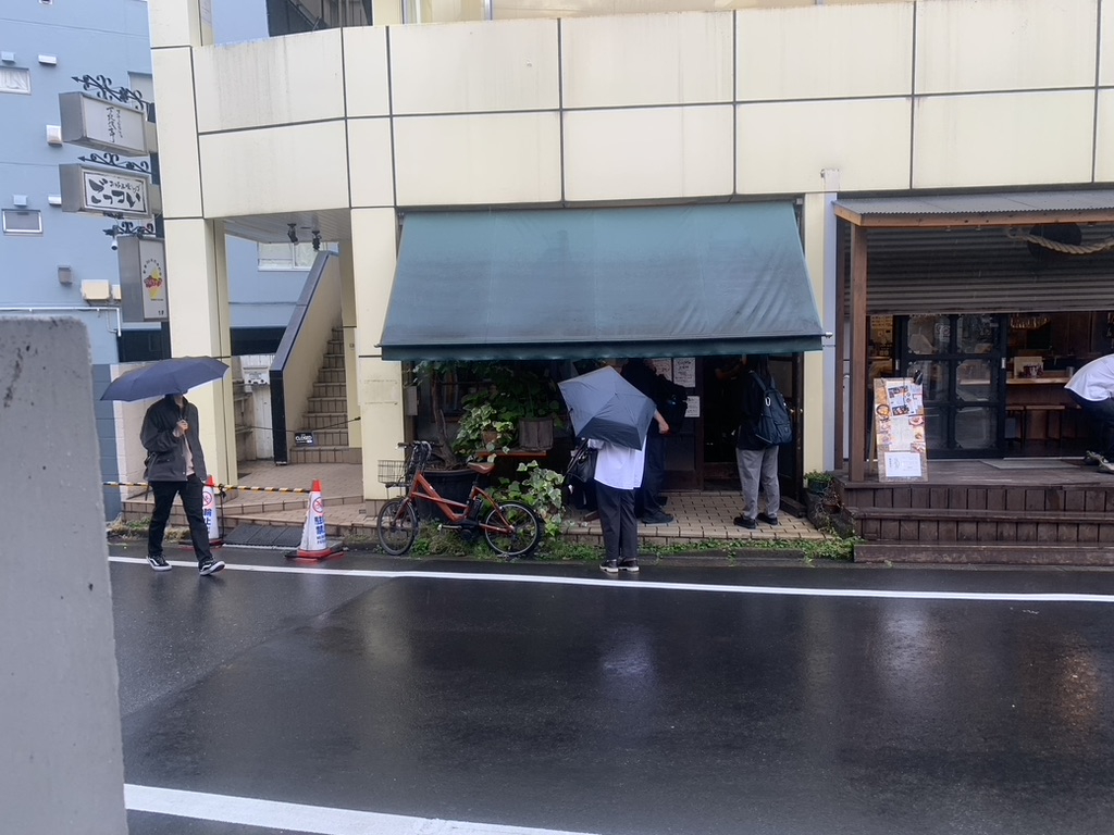 旧ヤム邸 シモキタ荘 お店の前