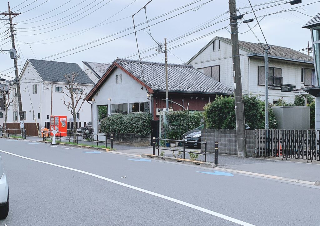 「ブラウンオニオンカレーファクトリー」の外観